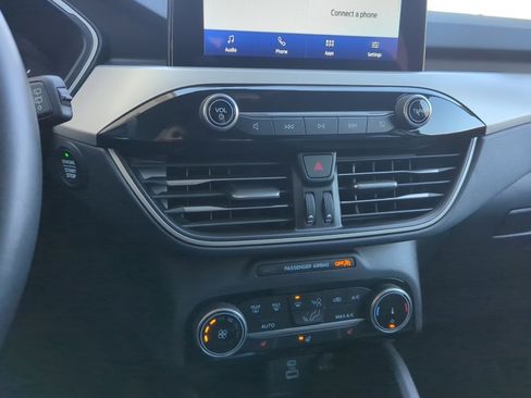 Used 2022 Ford Escape SE w/ Cold Weather Package image 17