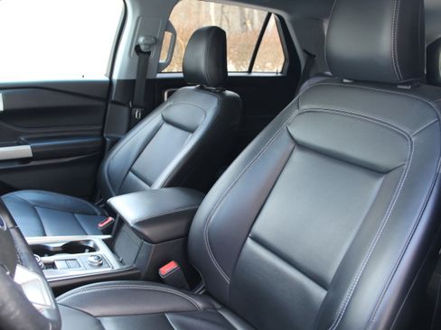 Used 2022 Ford Explorer XLT w/ Equipment Group 202A image 11