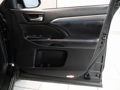Used 2019 Toyota Highlander SE image 30