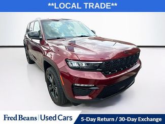 Used 2023 Jeep Grand Cherokee Limited w/ Black Appearance Package AWD/4WD video 1