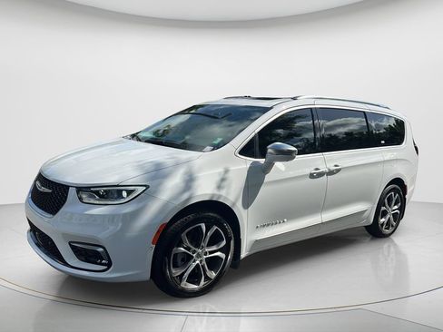 Used 2024 Chrysler Pacifica Pinnacle w/ Trailer Tow Group AWD/4WD image 1