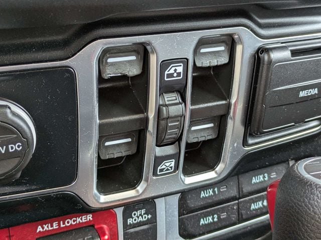 Used 2024 Jeep Gladiator Mojave AWD/4WD image 23
