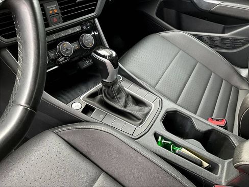 Used 2024 Volkswagen Jetta SE FWD image 17