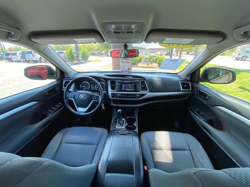 Used 2016 Toyota Highlander LE image 12