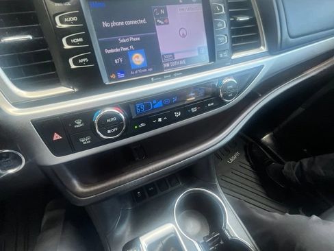 Used 2016 Toyota Highlander XLE FWD image 14