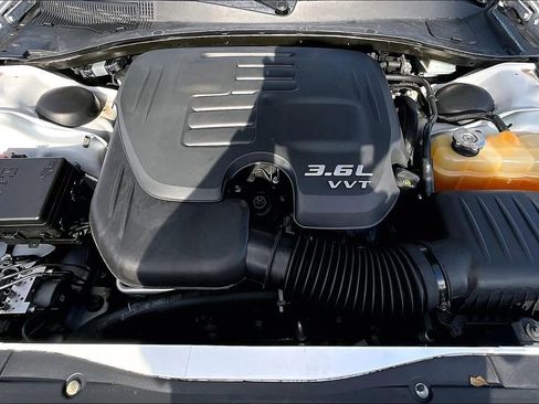 Used 2018 Chrysler 300 Touring w/ Sport Appearance Package image 9