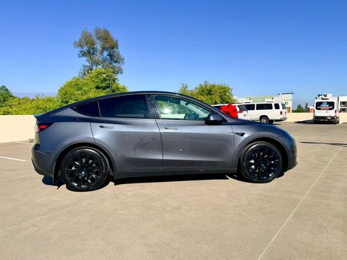 Used 2022 Tesla Model Y Long Range AWD/4WD image 5