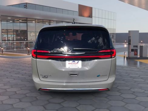 Used 2023 Chrysler Pacifica Touring-L FWD image 10