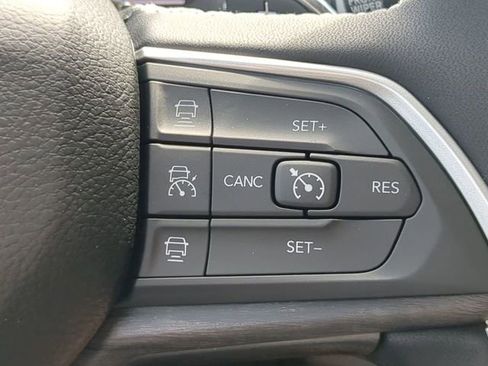 Used 2023 Jeep Grand Cherokee Limited w/ Black Appearance Package image 24