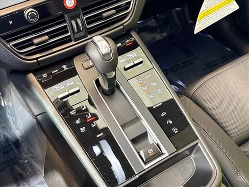 Certified 2026 Porsche Macan AWD/4WD image 18