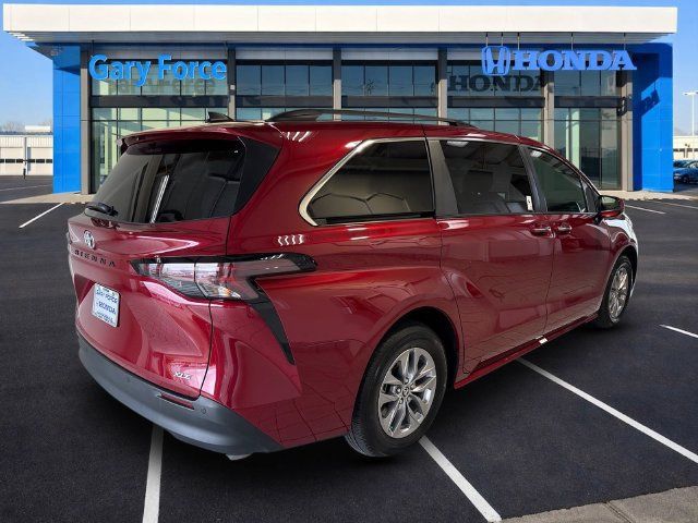 Used 2026 Toyota Sienna XLE FWD image 2