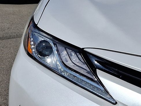 Used 2018 Toyota Camry XLE image 9