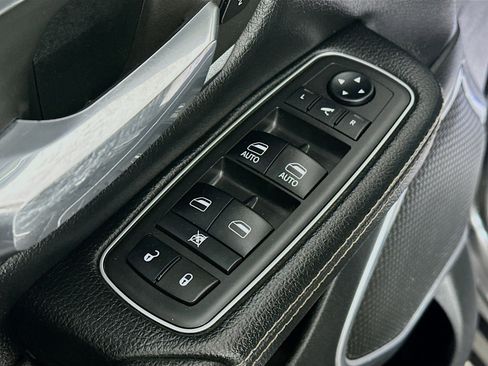 Used 2019 RAM 1500 Laramie AWD/4WD image 17