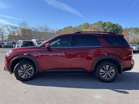 Used 2023 Nissan Pathfinder SV image 6