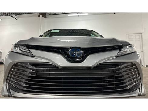 Used 2018 Toyota Camry XLE FWD image 3