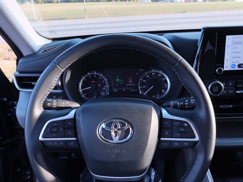 Used 2023 Toyota Highlander LE AWD/4WD image 23