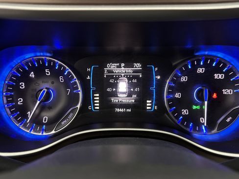 Used 2017 Chrysler Pacifica Touring-L w/ Tire & Wheel Group image 17