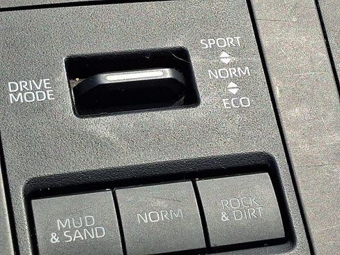 Used 2023 Toyota Highlander XLE AWD/4WD image 26