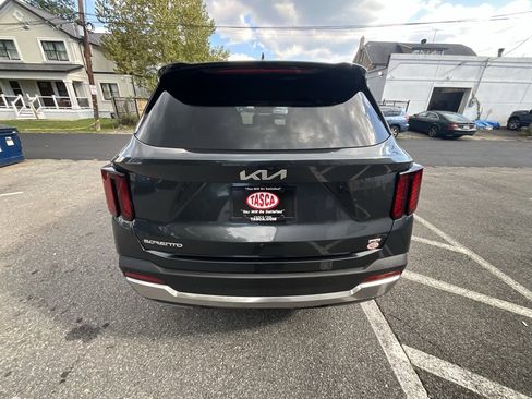 Used 2025 Kia Sorento S image 5