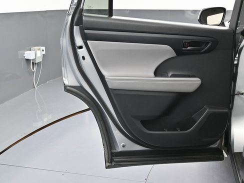 Used 2021 Toyota Highlander L image 42