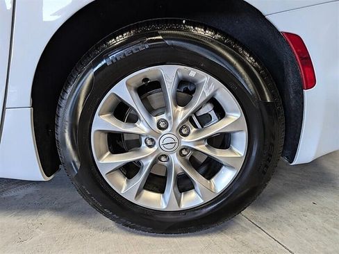 Used 2026 Chrysler Pacifica Limited FWD image 14