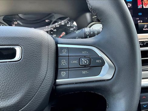 Used 2025 Jeep Compass Limited AWD/4WD image 13