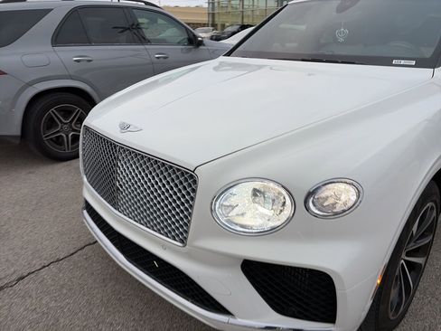 Used 2021 Bentley Bentayga Plug-In Hybrid image 4