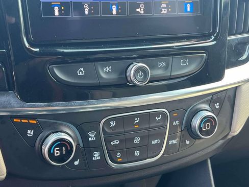 Used 2023 Chevrolet Traverse Premier AWD/4WD image 31