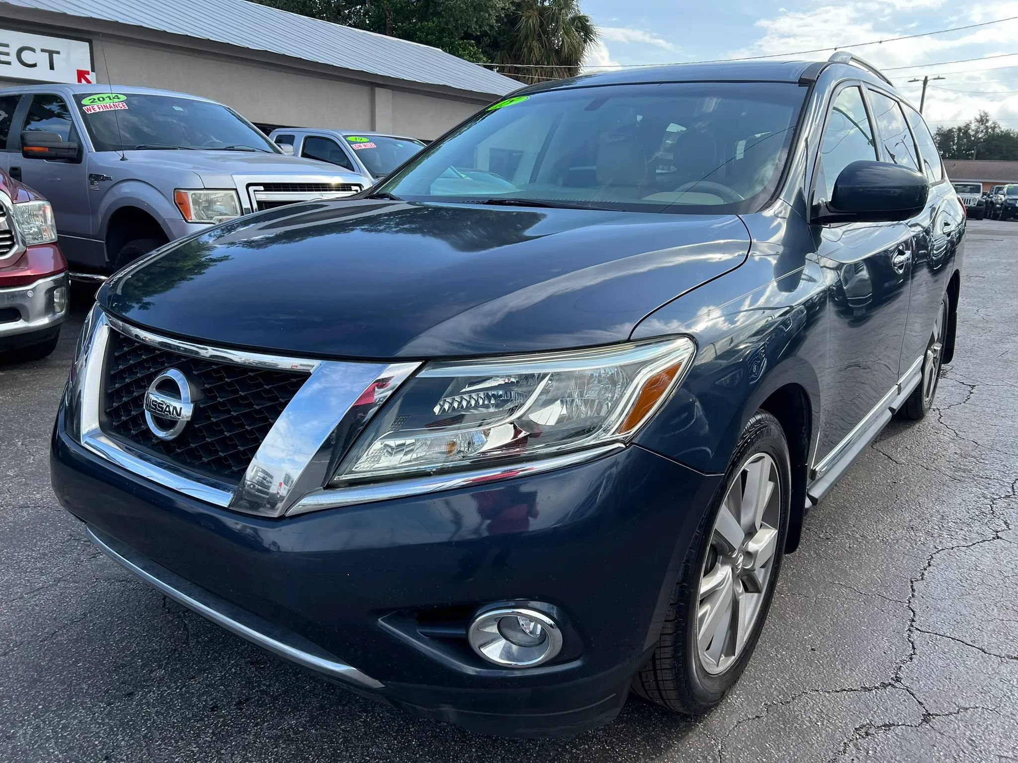 Used 2015 Nissan Pathfinder Platinum w/ Cargo Package FWD image 2