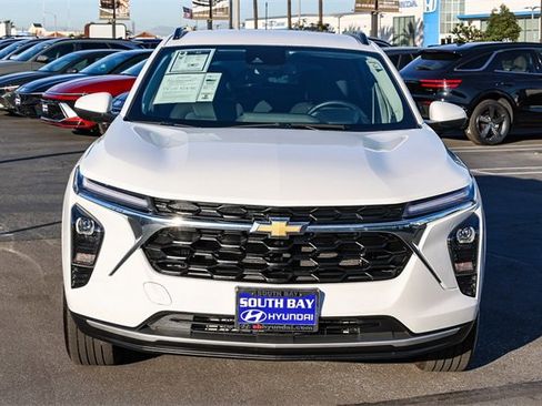 Used 2025 Chevrolet Trax LT w/ LT Convenience Package image 2