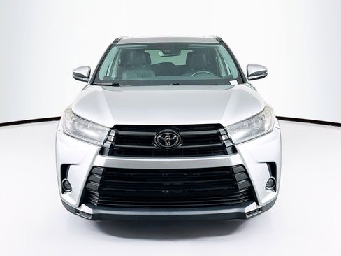 Used 2019 Toyota Highlander SE FWD image 2