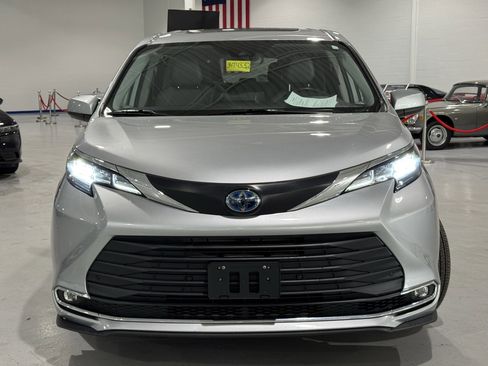 Used 2022 Toyota Sienna XLE image 18