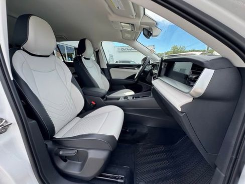 New 2025 Volkswagen Tiguan SE AWD/4WD image 25