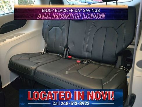 Used 2022 Chrysler Pacifica Touring-L image 13