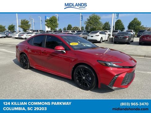 Used 2025 Toyota Camry SE FWD image 1