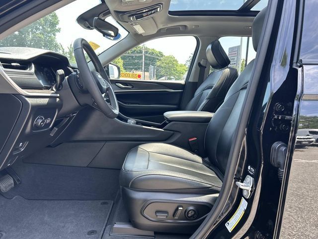 Used 2023 Jeep Grand Cherokee Limited AWD/4WD image 15