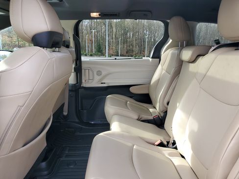 Used 2021 Toyota Sienna XLE image 12