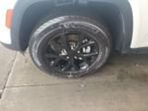 Used 2024 Jeep Grand Cherokee Altitude AWD/4WD image 9