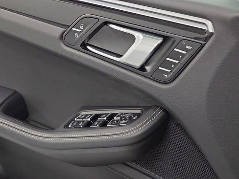 Certified 2025 Porsche Macan AWD/4WD image 24