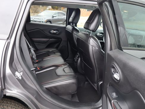 Used 2019 Jeep Cherokee Trailhawk image 30