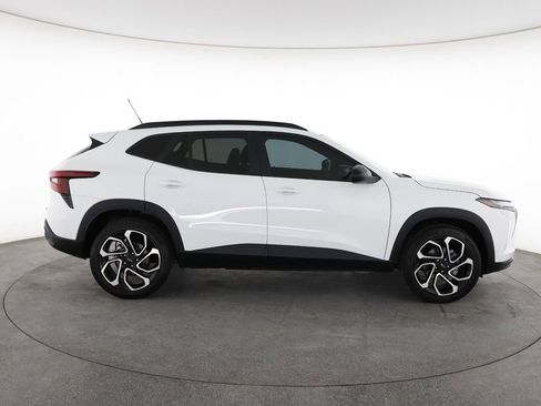 Used 2025 Chevrolet Trax RS w/ Sunroof Package image 14