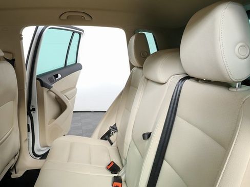 Used 2014 Volkswagen Tiguan SE image 17