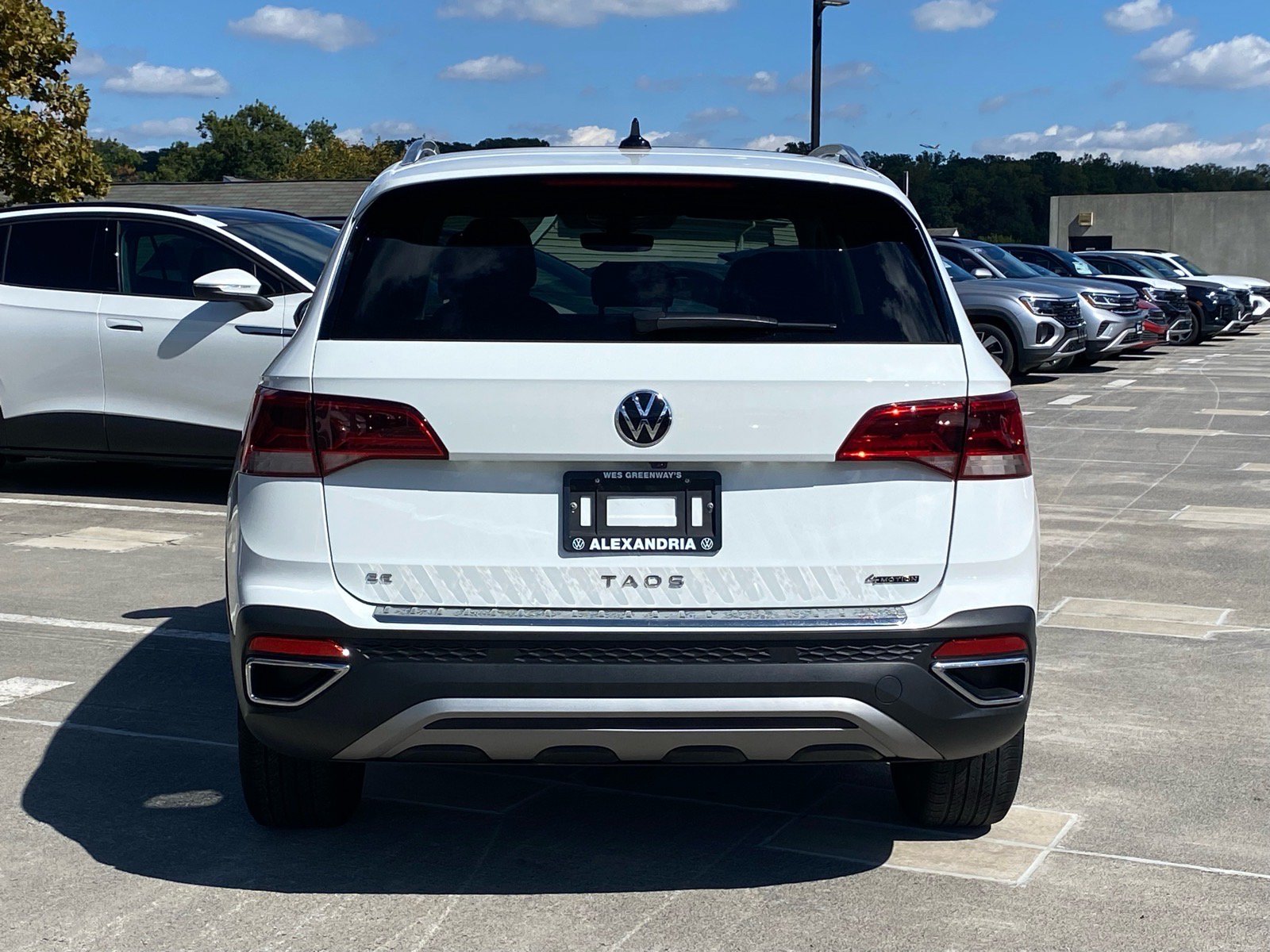 Certified 2023 Volkswagen Taos SE w/ Panoramic Sunroof Package AWD/4WD image 4