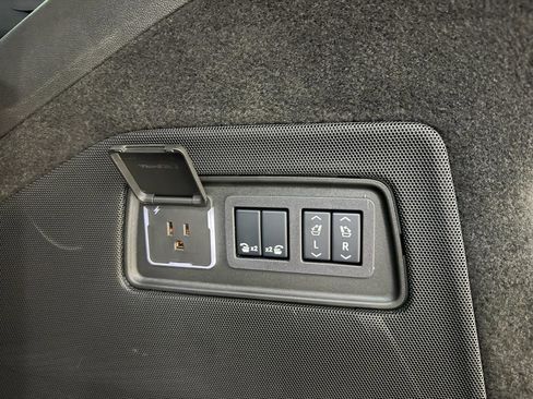 Used 2025 Cadillac Escalade V w/ LPO, ONYX Package image 23