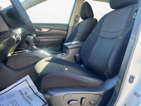 Used 2017 Nissan Rogue SV w/ Midnight Edition image 9