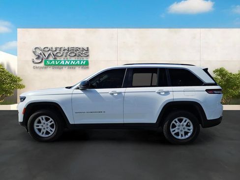 Used 2023 Jeep Grand Cherokee Laredo w/ Luxury Tech Group I AWD/4WD image 2