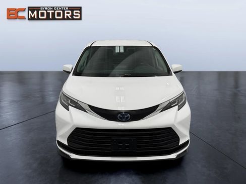 Used 2021 Toyota Sienna LE image 8