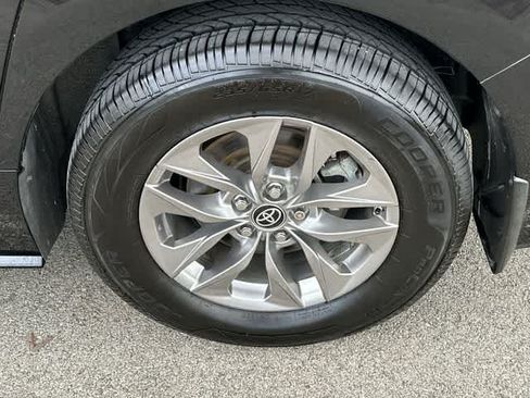 Used 2023 Toyota Sienna LE AWD/4WD image 5