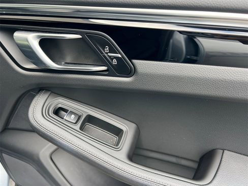 Used 2025 Porsche Macan image 20