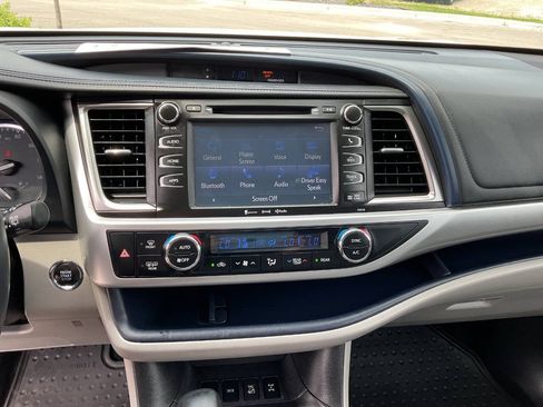Used 2016 Toyota Highlander XLE AWD/4WD image 23